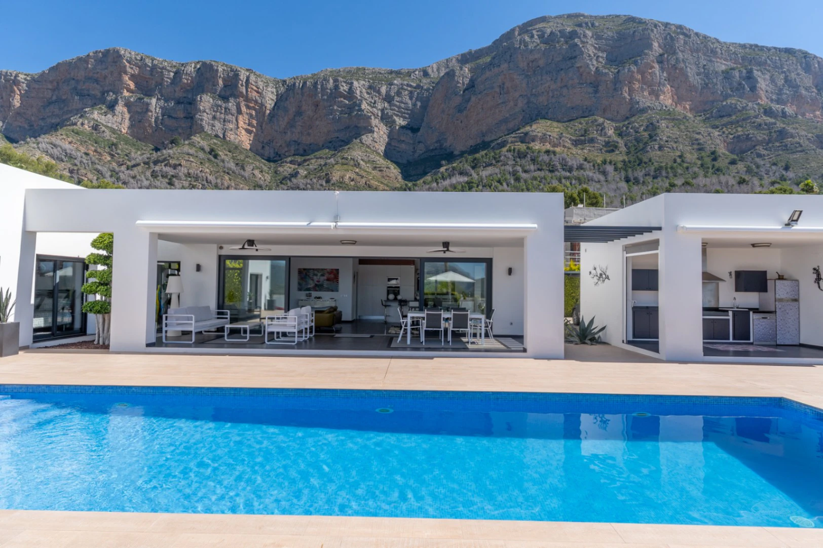 Exclusiva villa moderna con impresionantes vistas abiertas en una demandada zona de Jávea