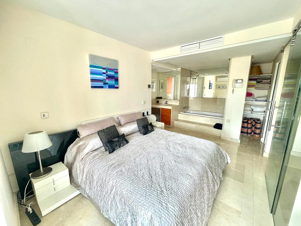 Piso de 1 dormitorio con vistas al mar en primera linea en venta en Javea