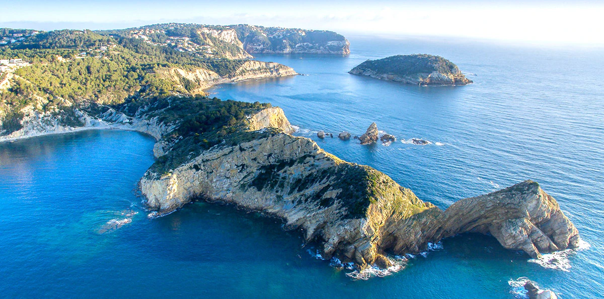 Piso de 1 dormitorio con vistas al mar en primera linea en venta en Javea