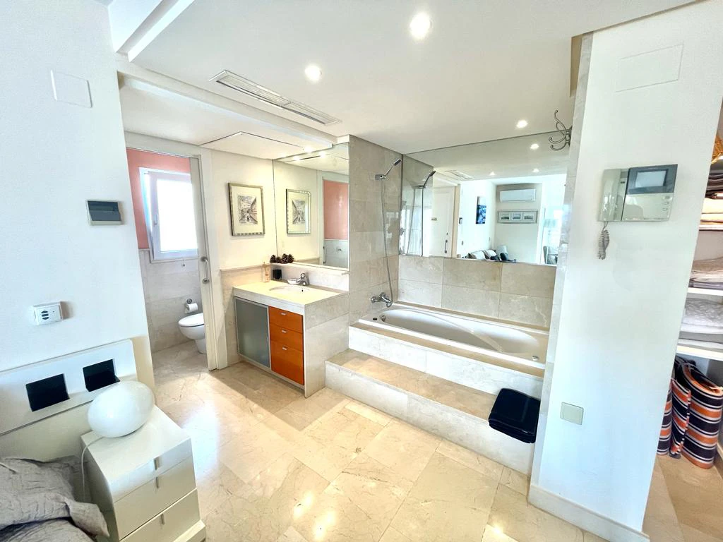 Piso de 1 dormitorio con vistas al mar en primera linea en venta en Javea