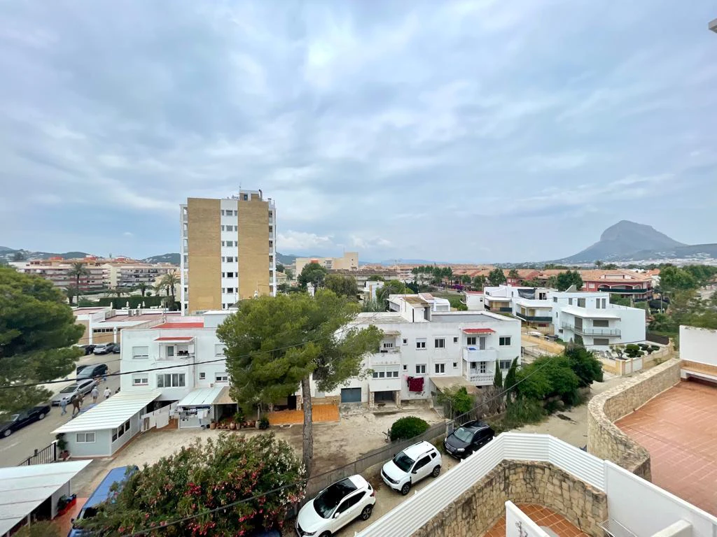 Piso de 1 dormitorio con vistas al mar en primera linea en venta en Javea
