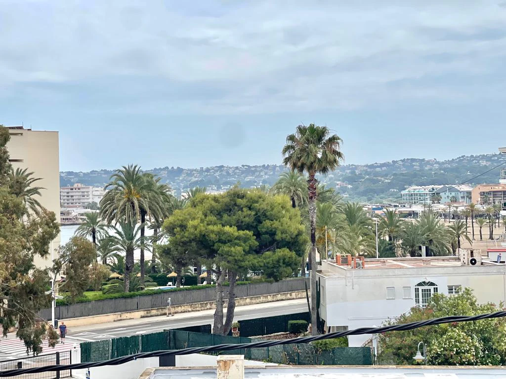 Piso de 1 dormitorio con vistas al mar en primera linea en venta en Javea