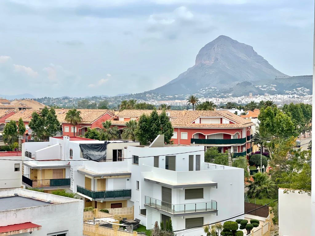 Piso de 1 dormitorio con vistas al mar en primera linea en venta en Javea