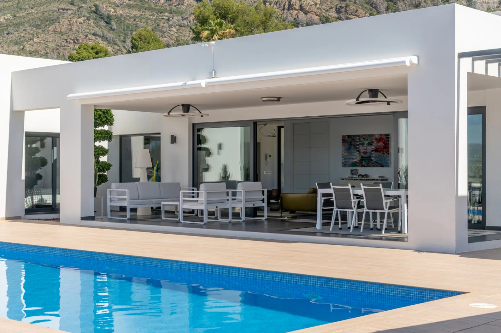 Exclusiva villa moderna con impresionantes vistas abiertas en una demandada zona de Jávea