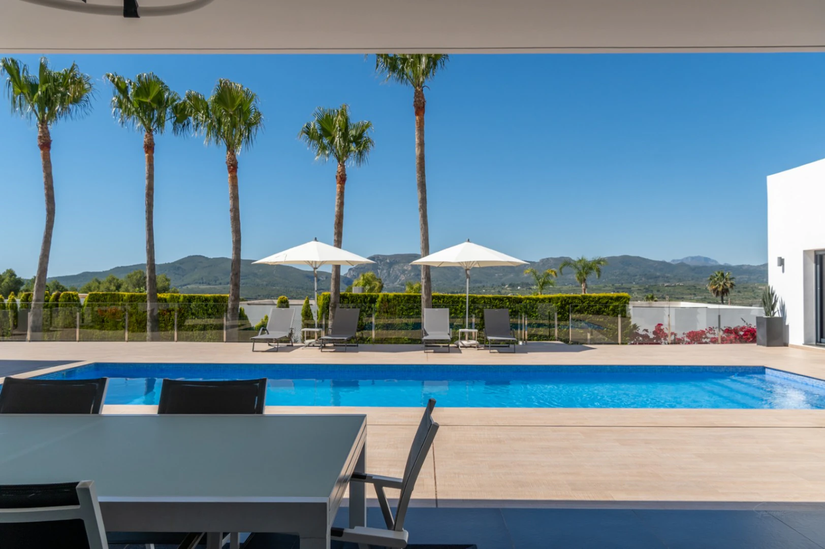 Exclusiva villa moderna con impresionantes vistas abiertas en una demandada zona de Jávea