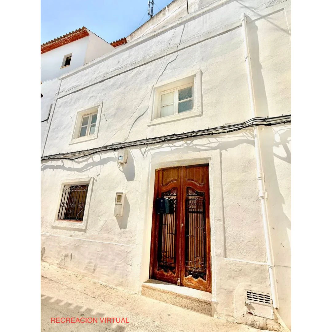 Amplia casa de pueblo a reformar en venta en Javea