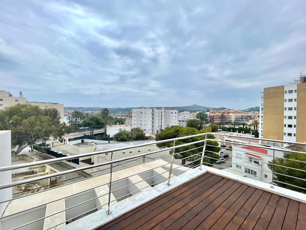 Piso de 1 dormitorio con vistas al mar en primera linea en venta en Javea