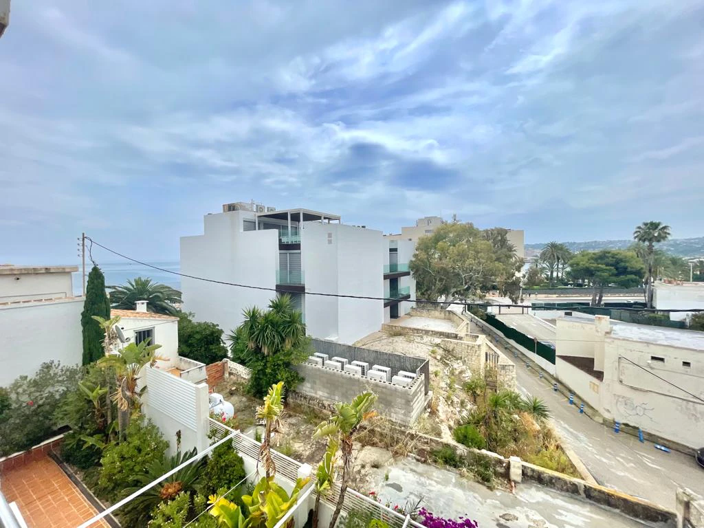 Piso de 1 dormitorio con vistas al mar en primera linea en venta en Javea