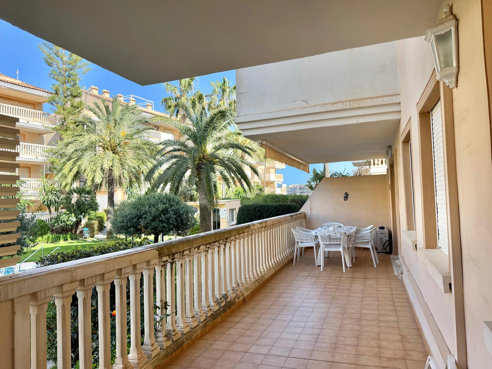 Bajo de 3 dormitorios en venta a metros de la playa de Javea