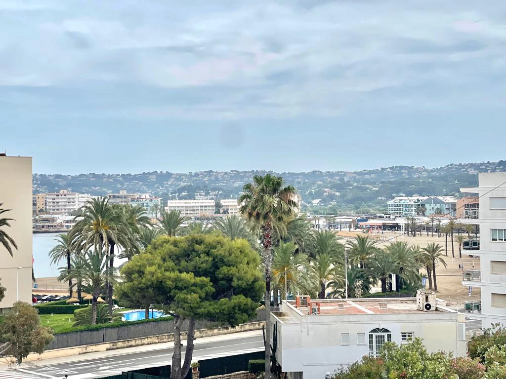 Piso de 1 dormitorio con vistas al mar en primera linea en venta en Javea