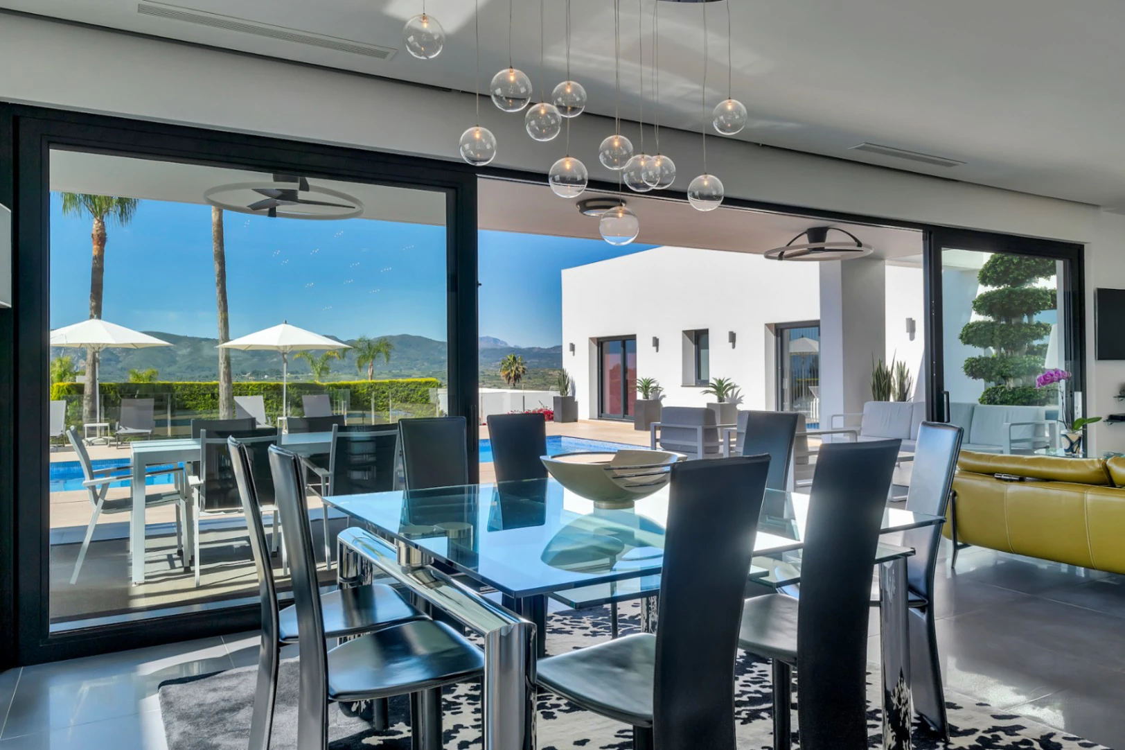 Exclusiva villa moderna con impresionantes vistas abiertas en una demandada zona de Jávea
