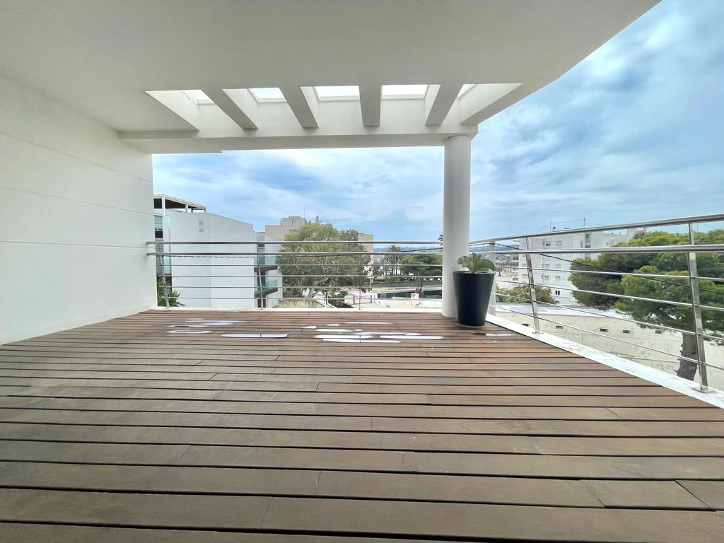 Piso de 1 dormitorio con vistas al mar en primera linea en venta en Javea