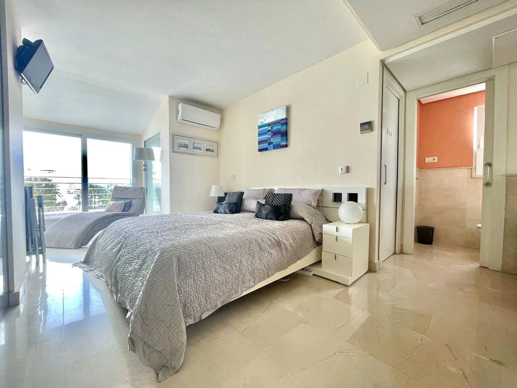 Piso de 1 dormitorio con vistas al mar en primera linea en venta en Javea