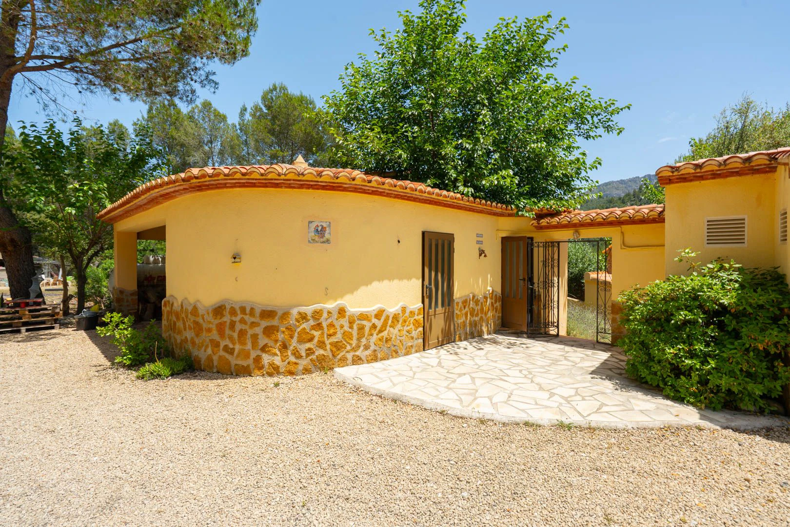 Encantadora villa rural con dos residencias independientes y vistas panorámicas en Castell de Castells