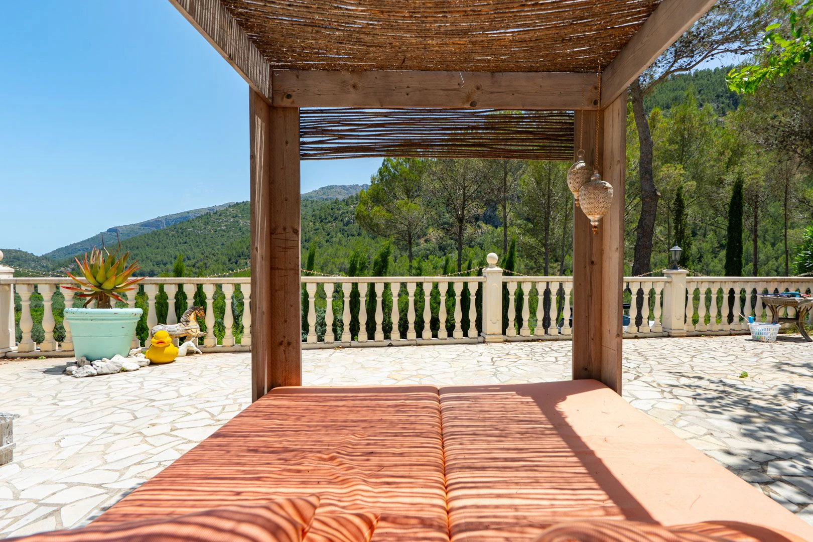Encantadora villa rural con dos residencias independientes y vistas panorámicas en Castell de Castells