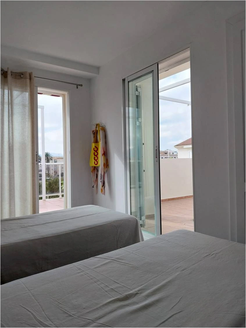 Exclusivo ático en venta en primera línea de playa en Las Marinas, Dénia