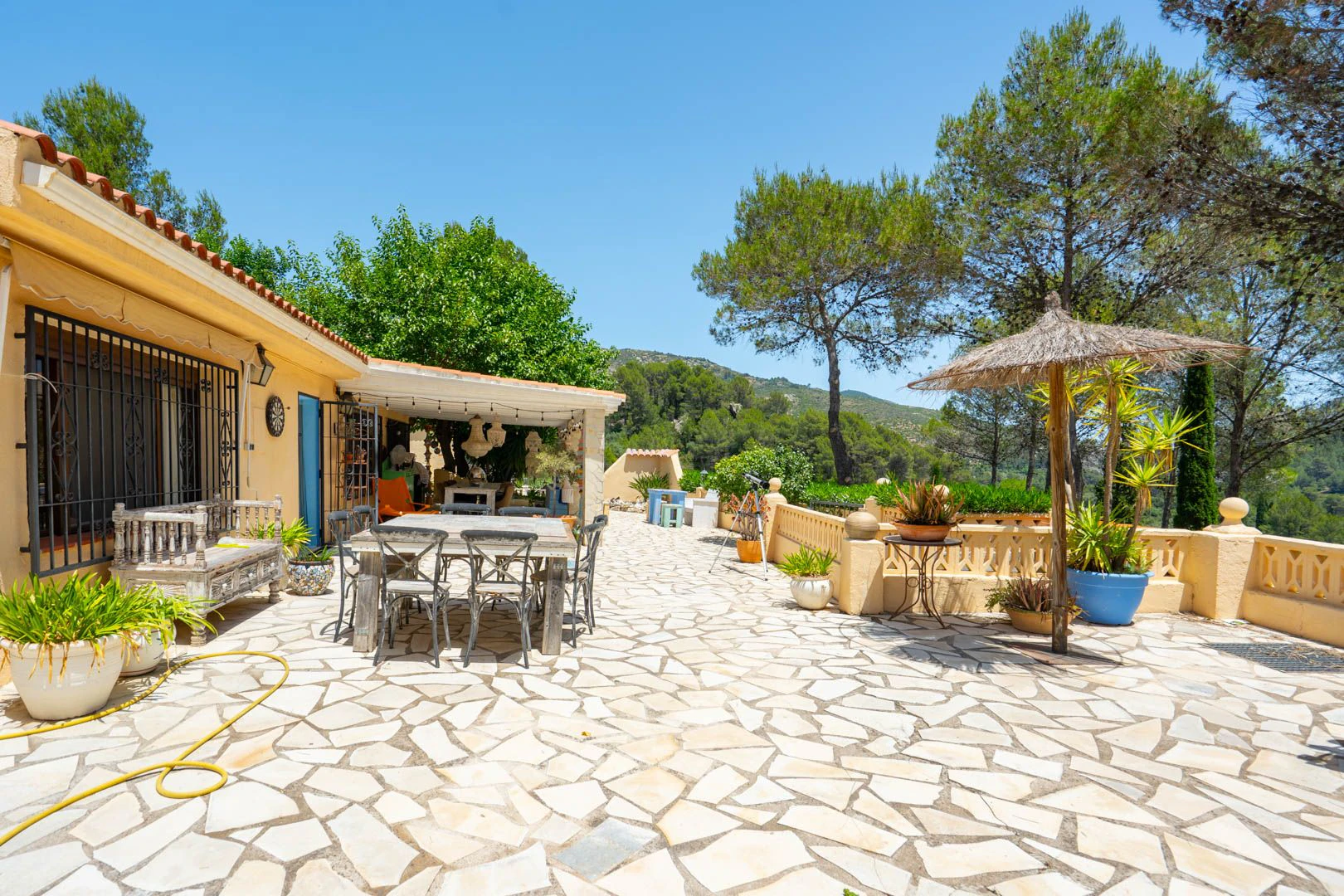 Encantadora villa rural con dos residencias independientes y vistas panorámicas en Castell de Castells