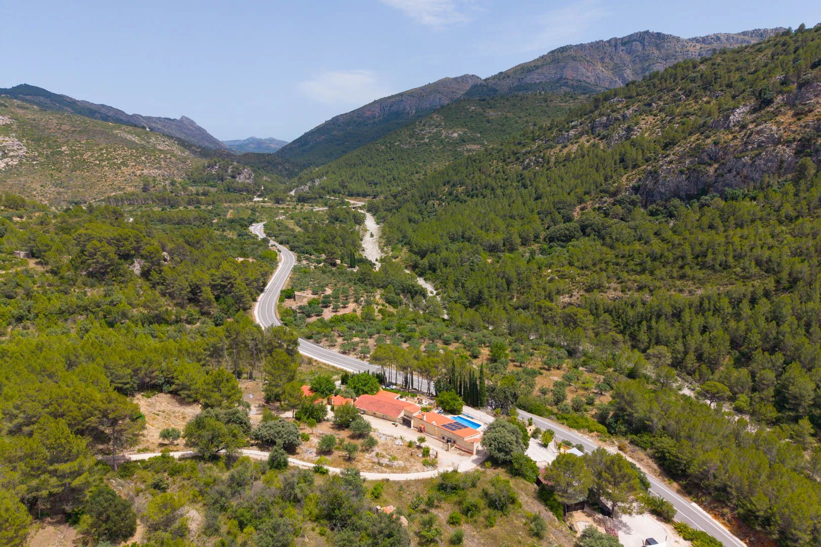 Encantadora villa rural con dos residencias independientes y vistas panorámicas en Castell de Castells