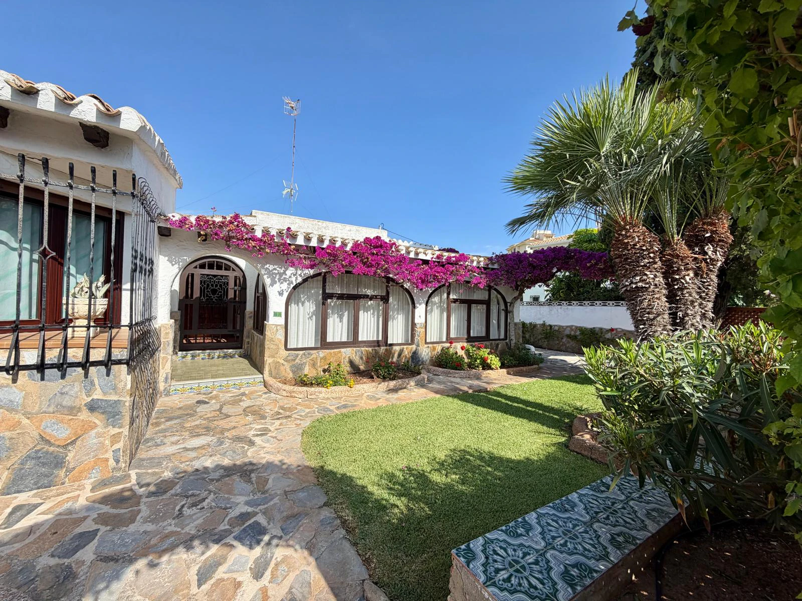 AR7189 - Charmante traditionele chalet te koop aan de eerste lijn van het strand in Denia