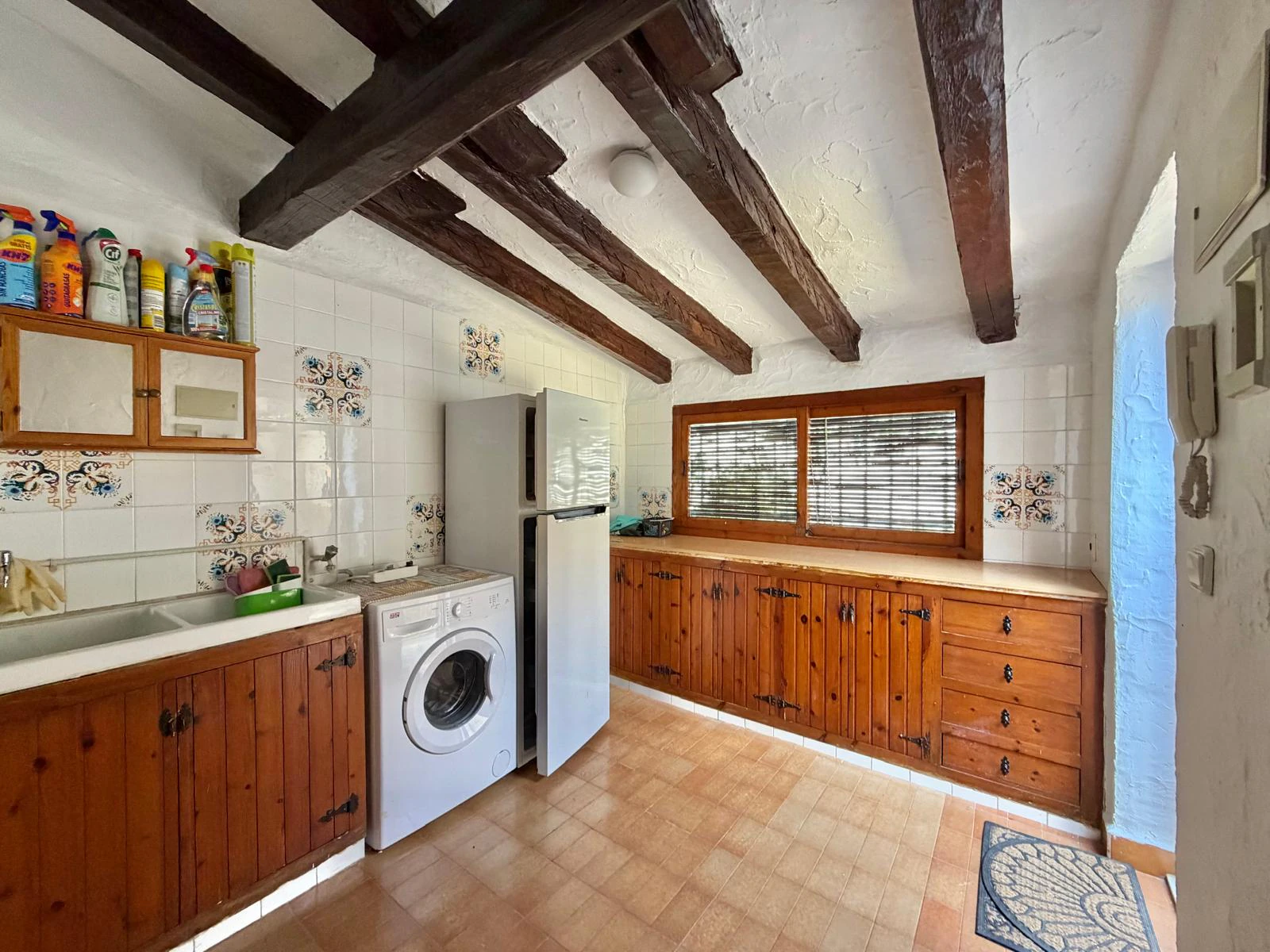 Charmantes traditionelles Chalet zu verkaufen in erster Strandlinie in Denia.