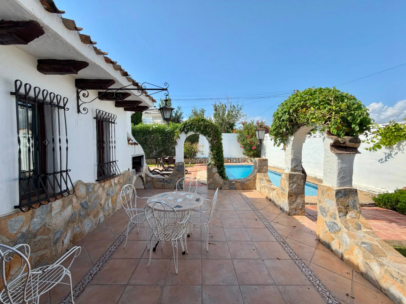 Charmantes traditionelles Chalet zu verkaufen in erster Strandlinie in Denia.