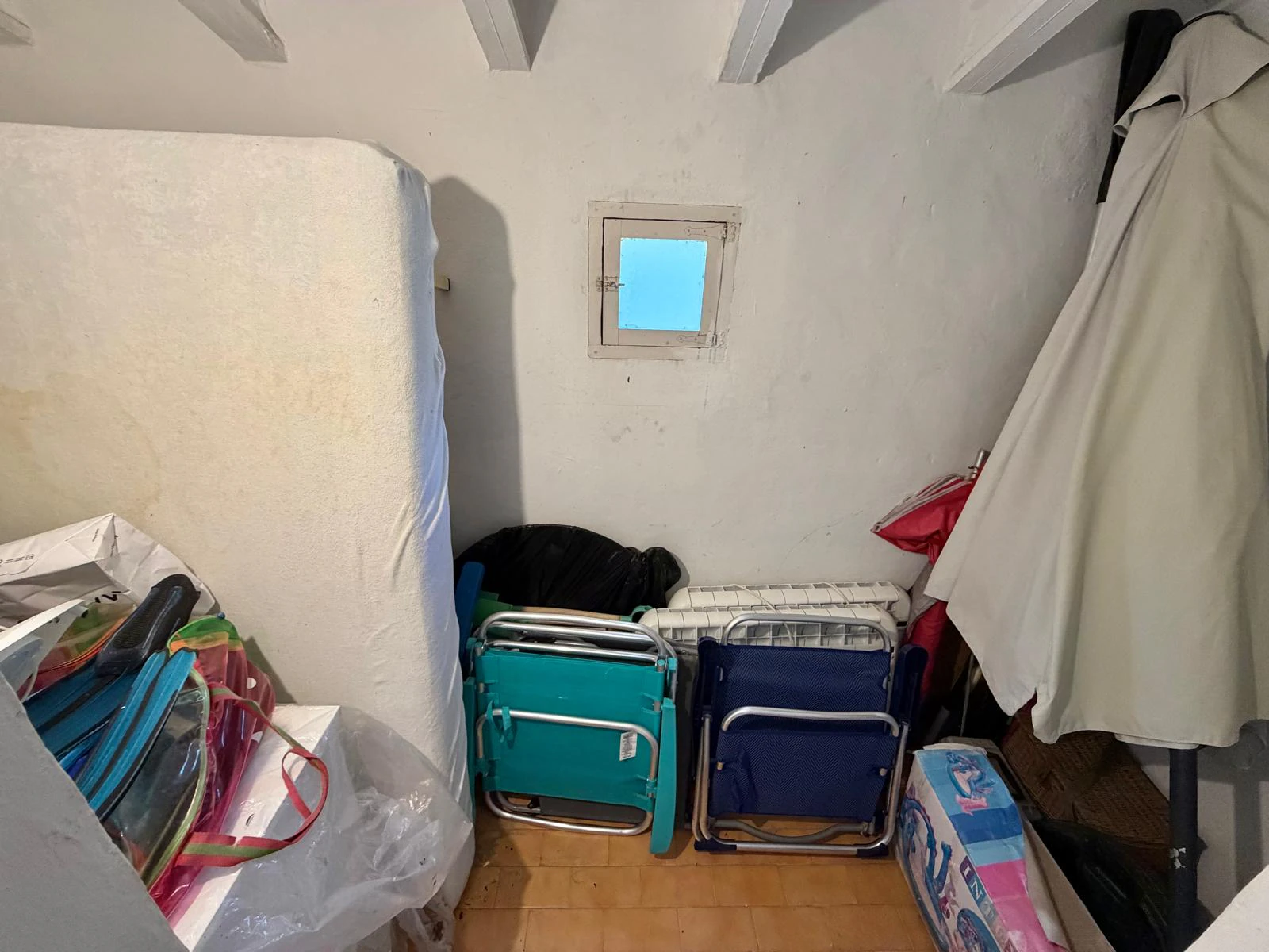 Charmantes traditionelles Chalet zu verkaufen in erster Strandlinie in Denia.