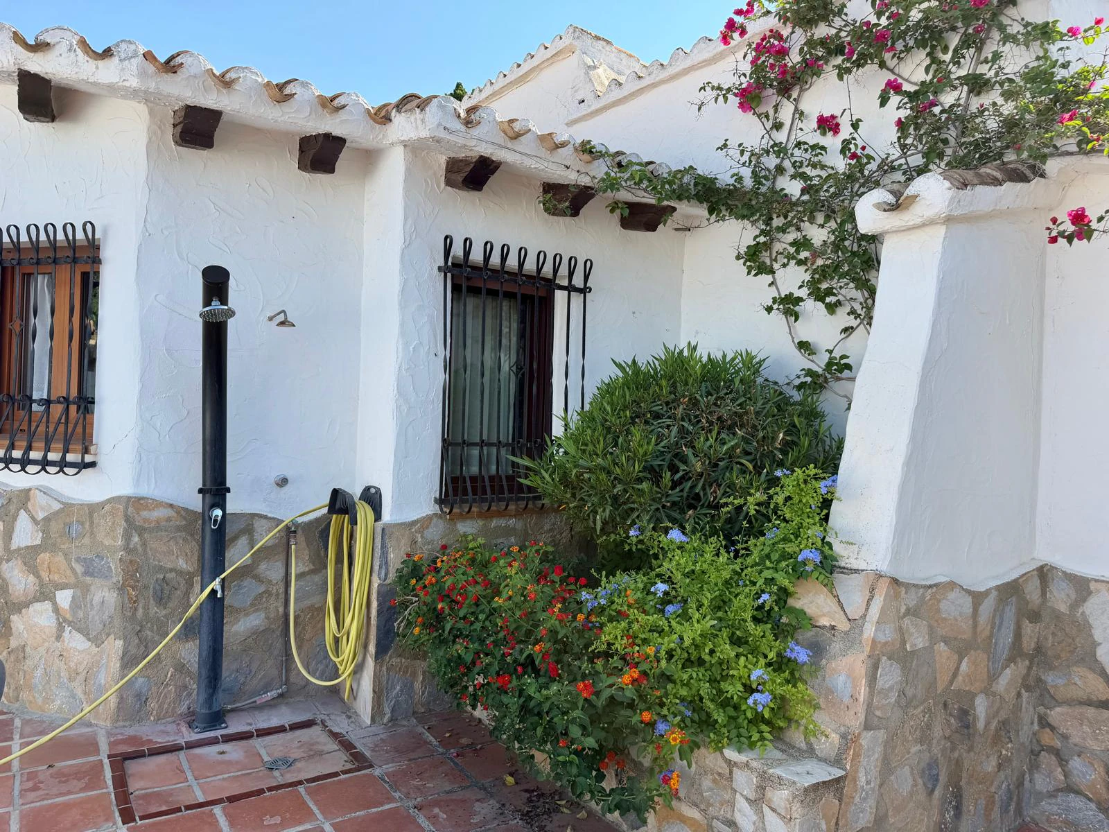 Charmantes traditionelles Chalet zu verkaufen in erster Strandlinie in Denia.