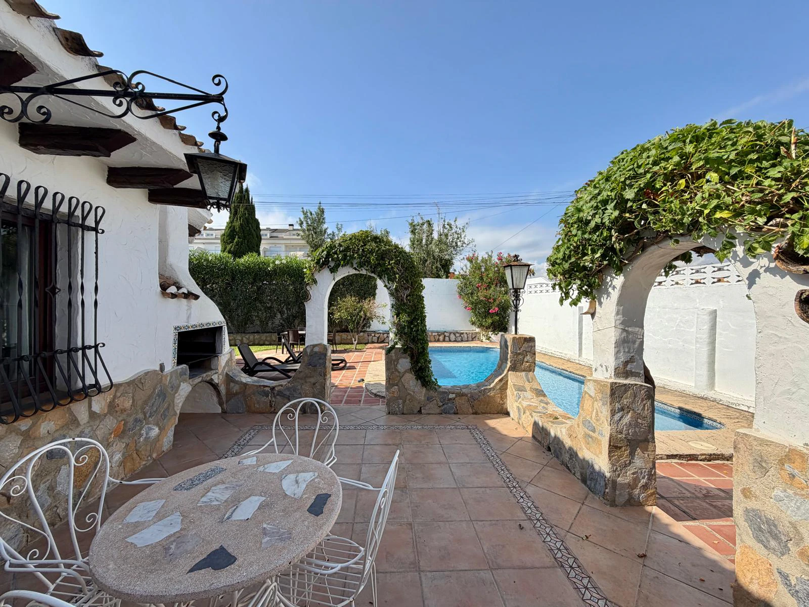 Charmantes traditionelles Chalet zu verkaufen in erster Strandlinie in Denia.