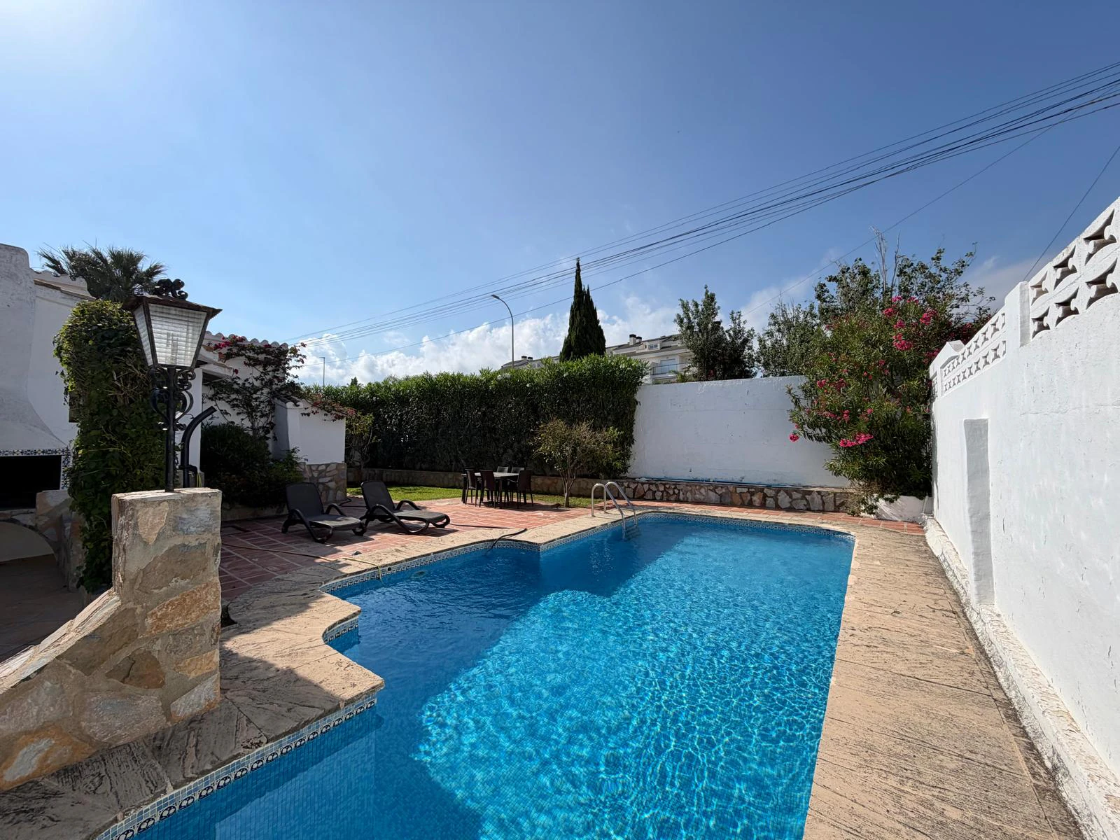 Charmantes traditionelles Chalet zu verkaufen in erster Strandlinie in Denia.