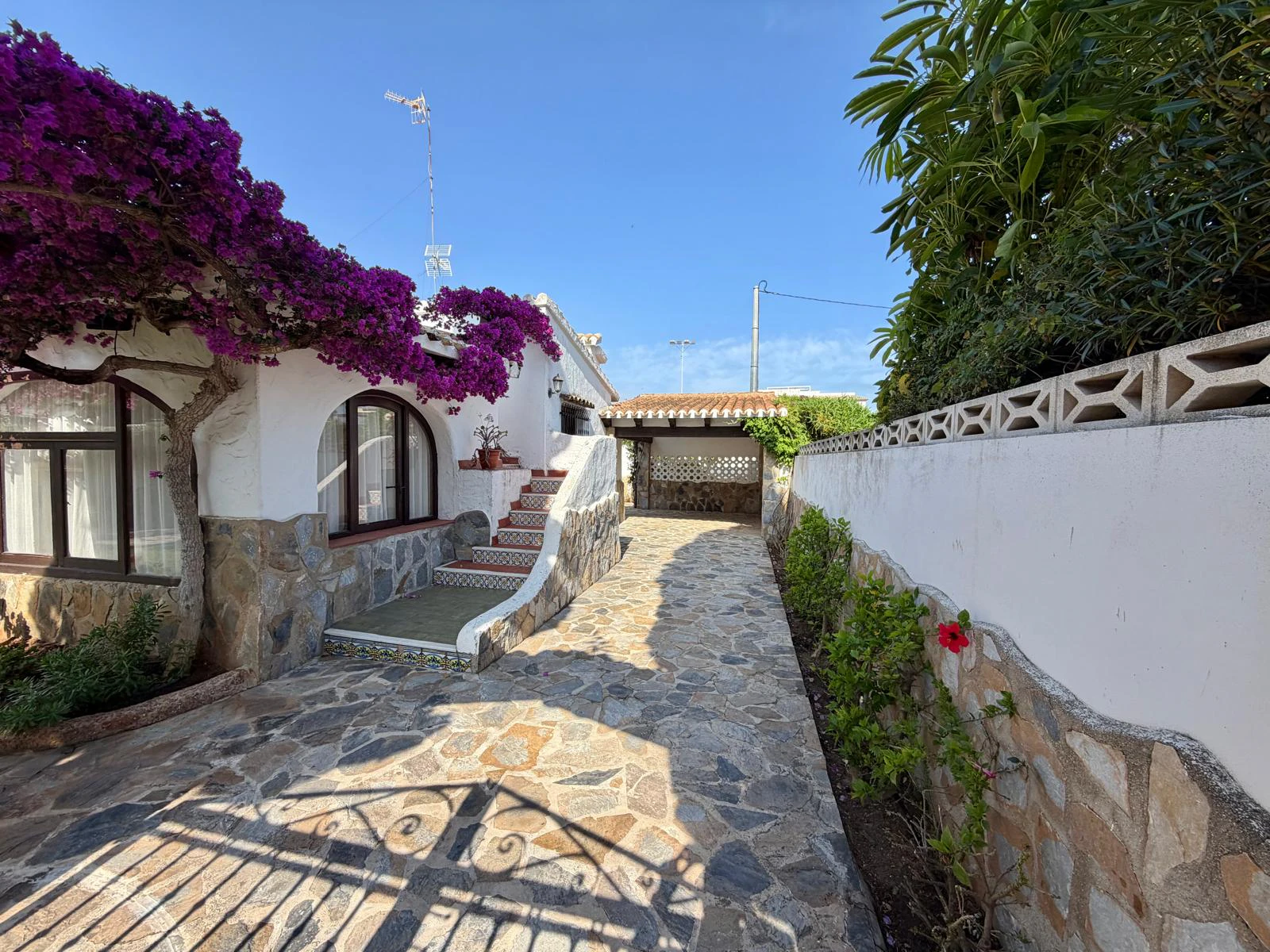 Charmantes traditionelles Chalet zu verkaufen in erster Strandlinie in Denia.