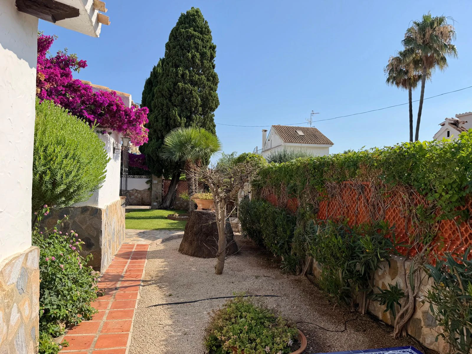 Charmantes traditionelles Chalet zu verkaufen in erster Strandlinie in Denia.