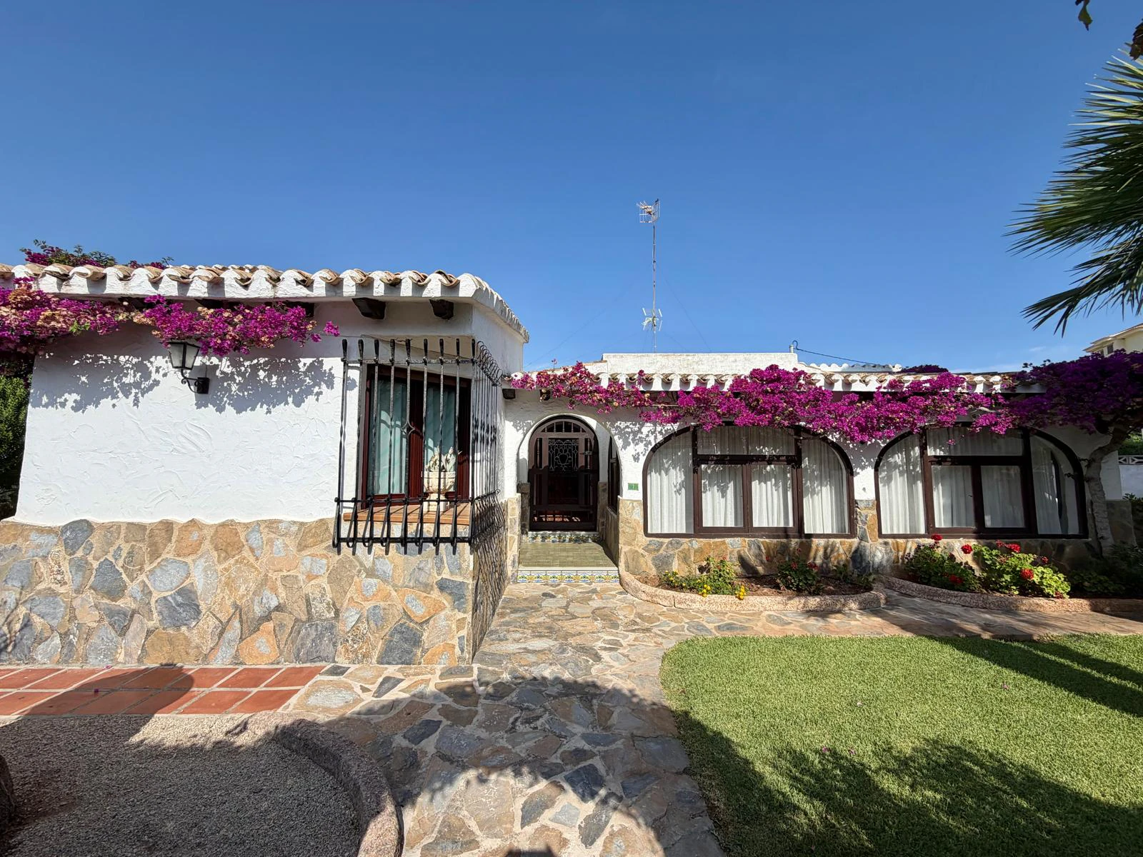 Charmantes traditionelles Chalet zu verkaufen in erster Strandlinie in Denia.