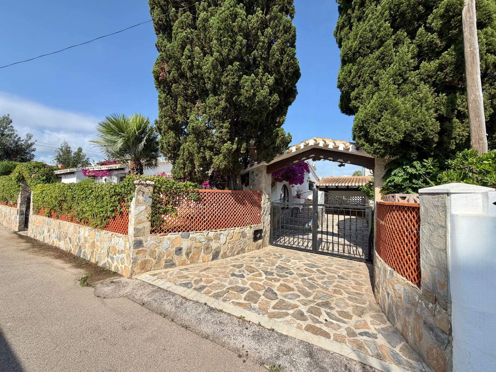 Charmantes traditionelles Chalet zu verkaufen in erster Strandlinie in Denia.