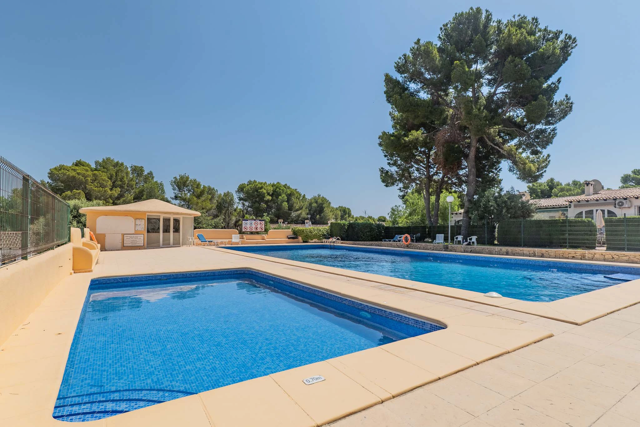 Bungalow de esquina con terrazas soleadas y piscina en una de las mejores zonas de Moraira