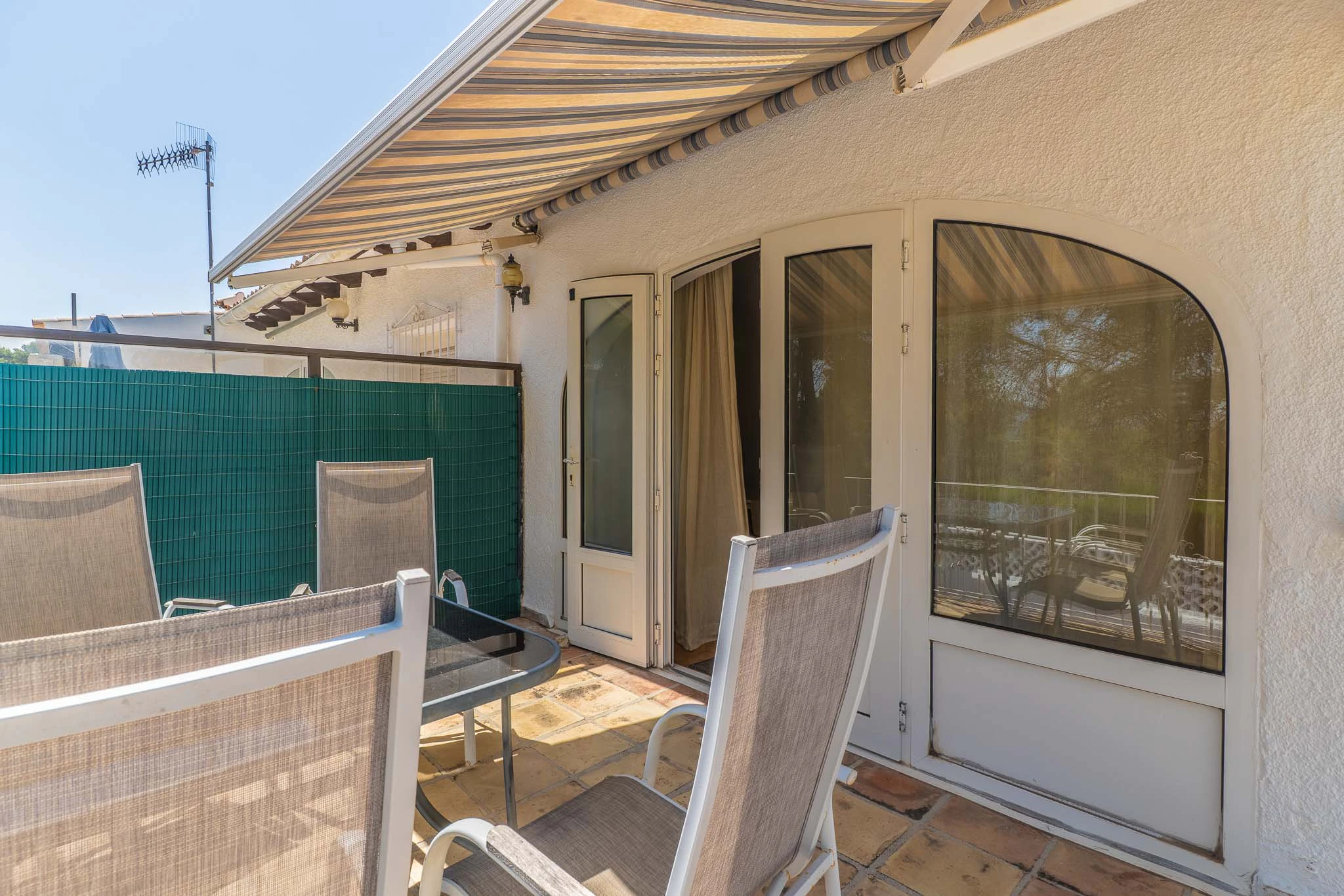 Bungalow de esquina con terrazas soleadas y piscina en una de las mejores zonas de Moraira