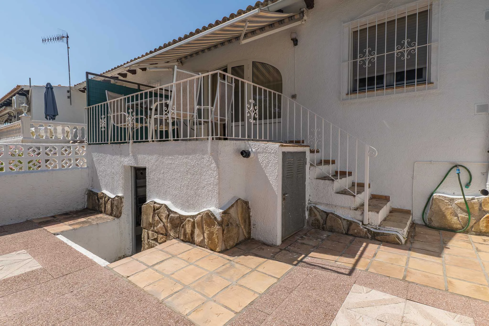 Bungalow de esquina con terrazas soleadas y piscina en una de las mejores zonas de Moraira