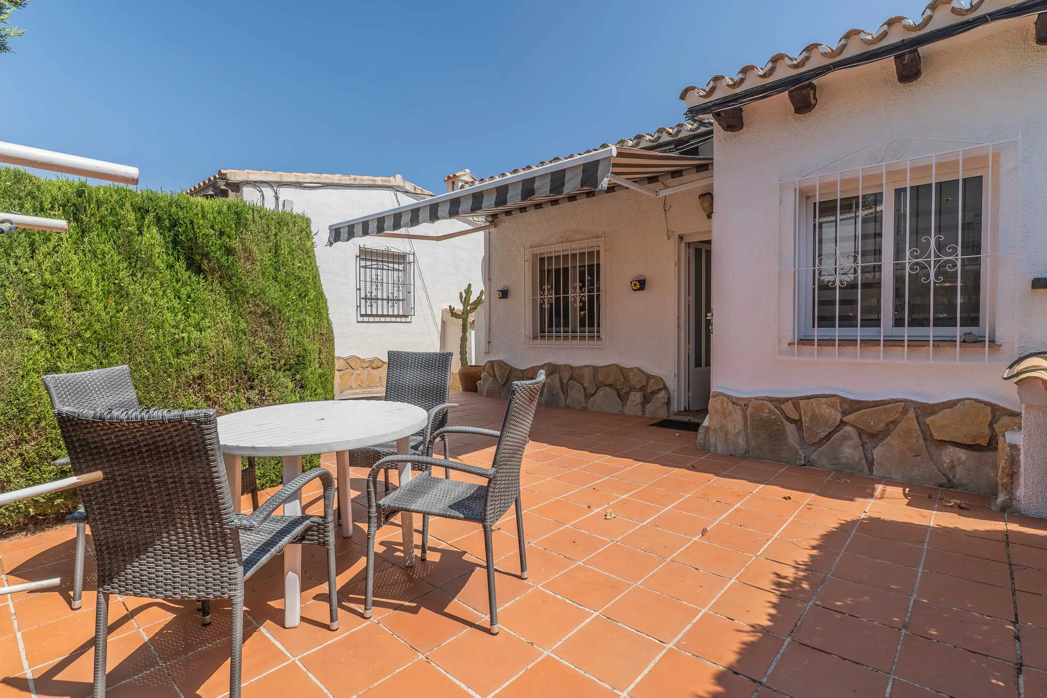 Bungalow de esquina con terrazas soleadas y piscina en una de las mejores zonas de Moraira