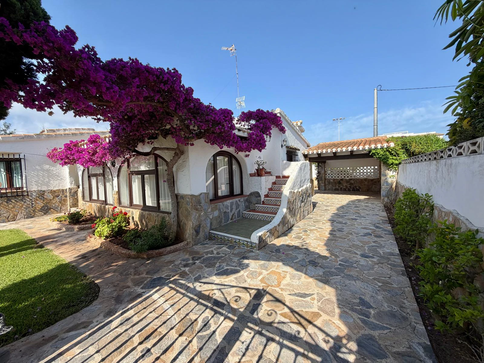 Incantevole chalet in stile tradizionale in vendita in prima linea di spiaggia a Denia