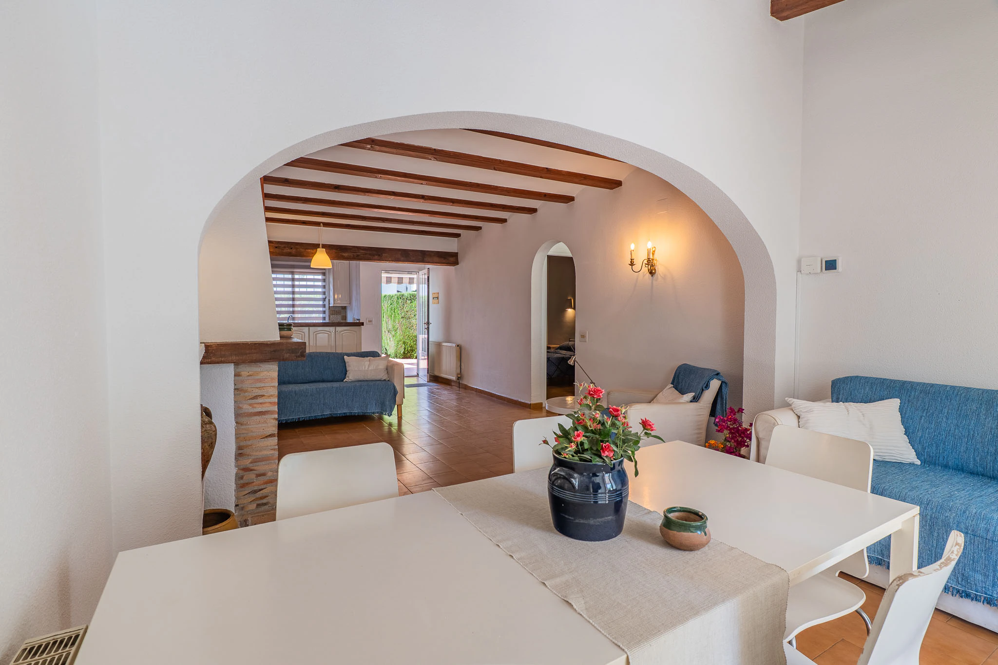 Bungalow de esquina con terrazas soleadas y piscina en una de las mejores zonas de Moraira