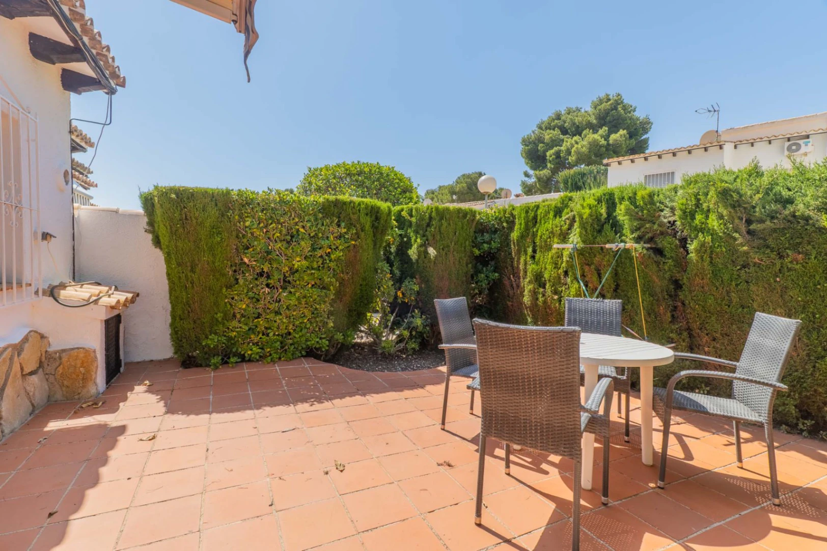 Bungalow de esquina con terrazas soleadas y piscina en una de las mejores zonas de Moraira