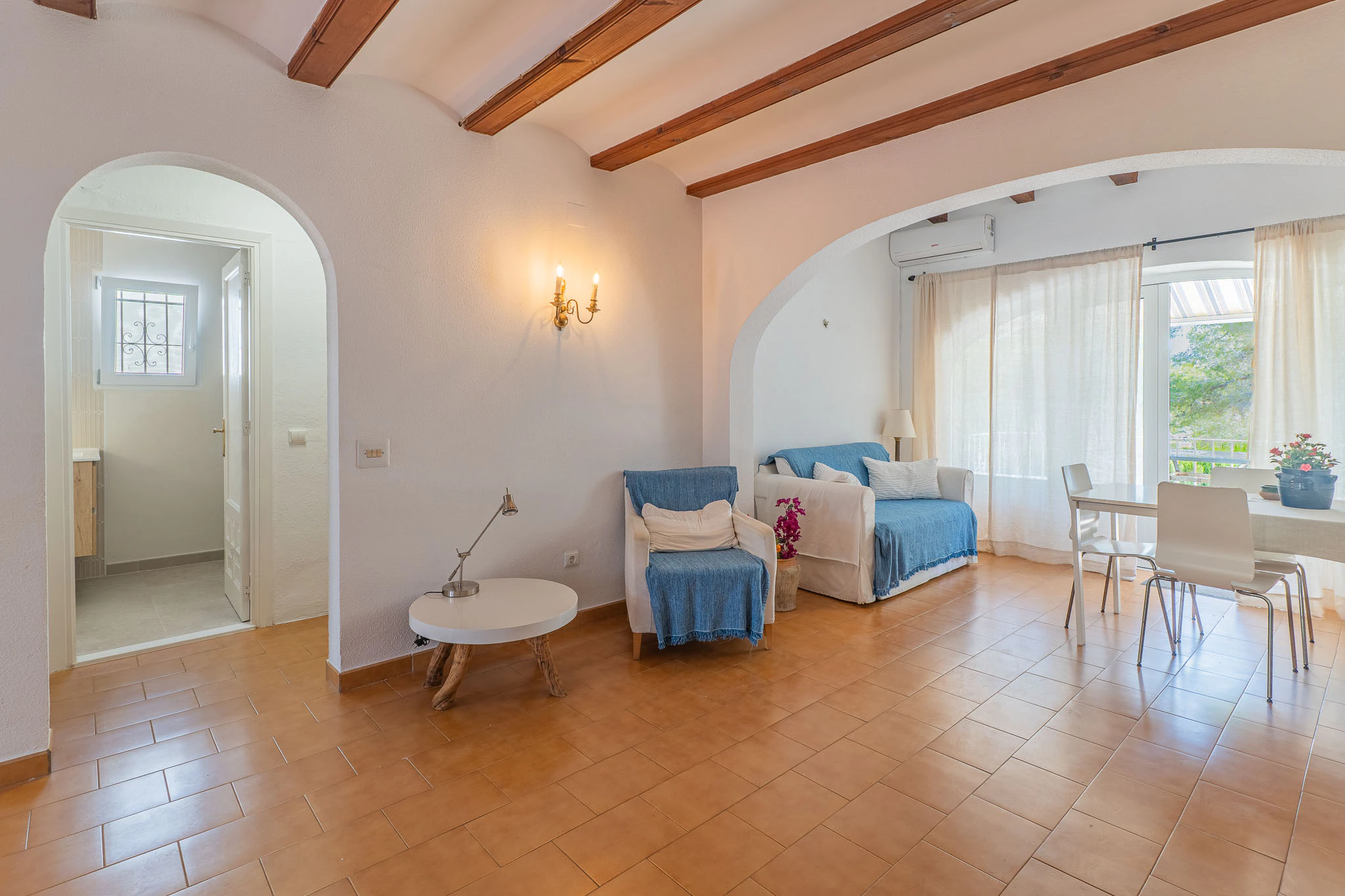 Bungalow de esquina con terrazas soleadas y piscina en una de las mejores zonas de Moraira