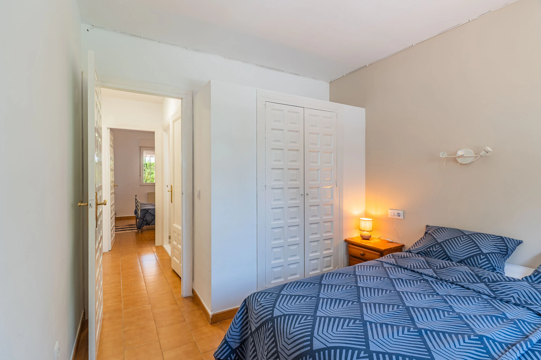 Bungalow de esquina con terrazas soleadas y piscina en una de las mejores zonas de Moraira