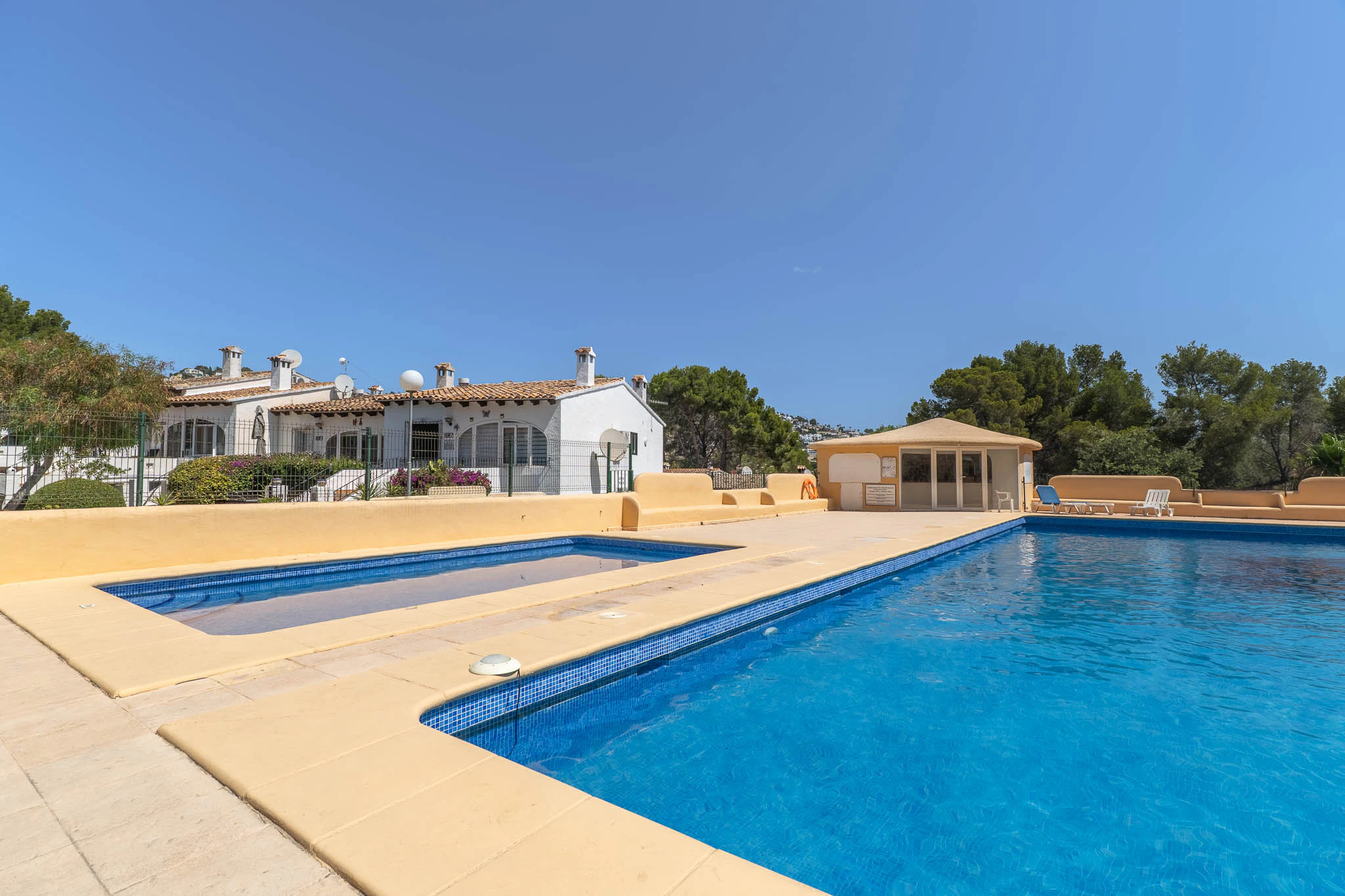 Bungalow de esquina con terrazas soleadas y piscina en una de las mejores zonas de Moraira