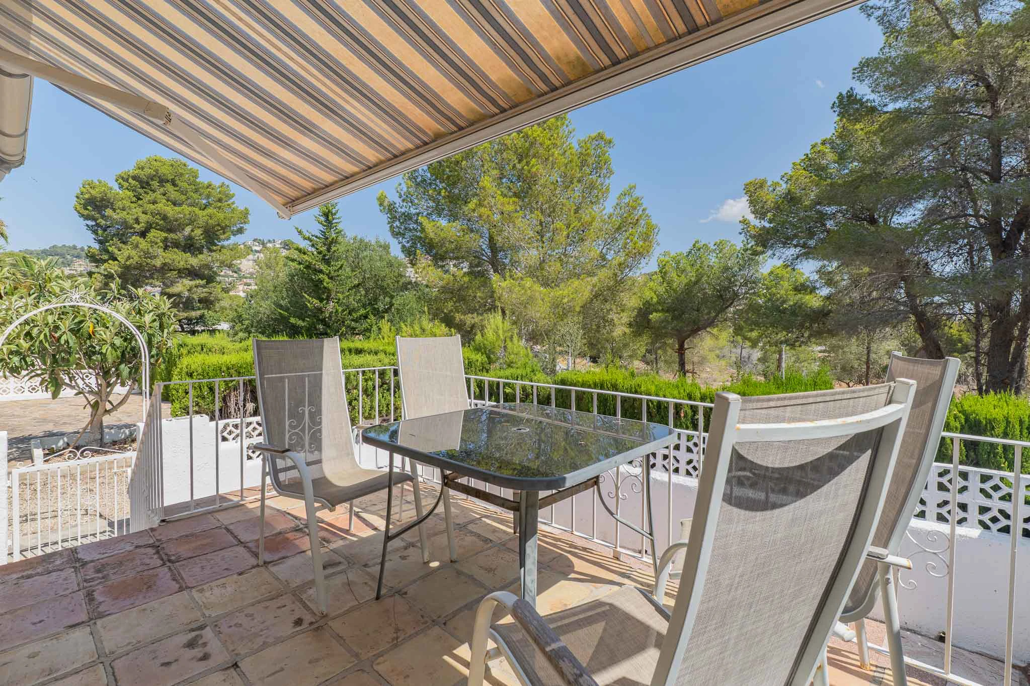 Bungalow de esquina con terrazas soleadas y piscina en una de las mejores zonas de Moraira