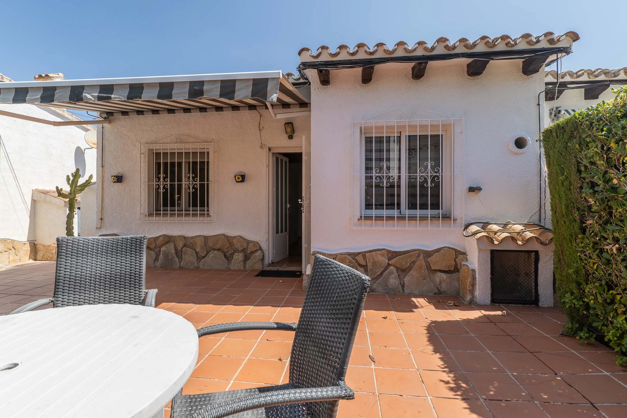Bungalow de esquina con terrazas soleadas y piscina en una de las mejores zonas de Moraira