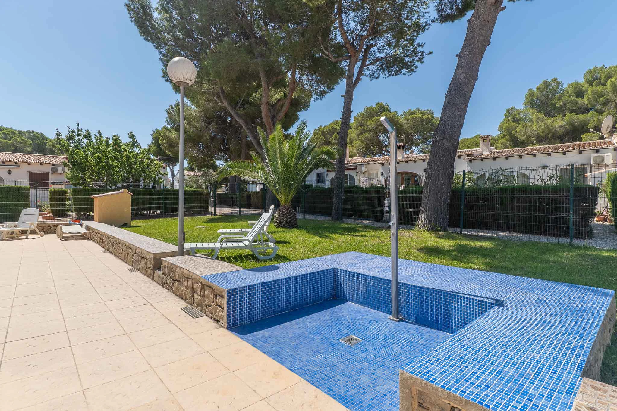 Bungalow de esquina con terrazas soleadas y piscina en una de las mejores zonas de Moraira