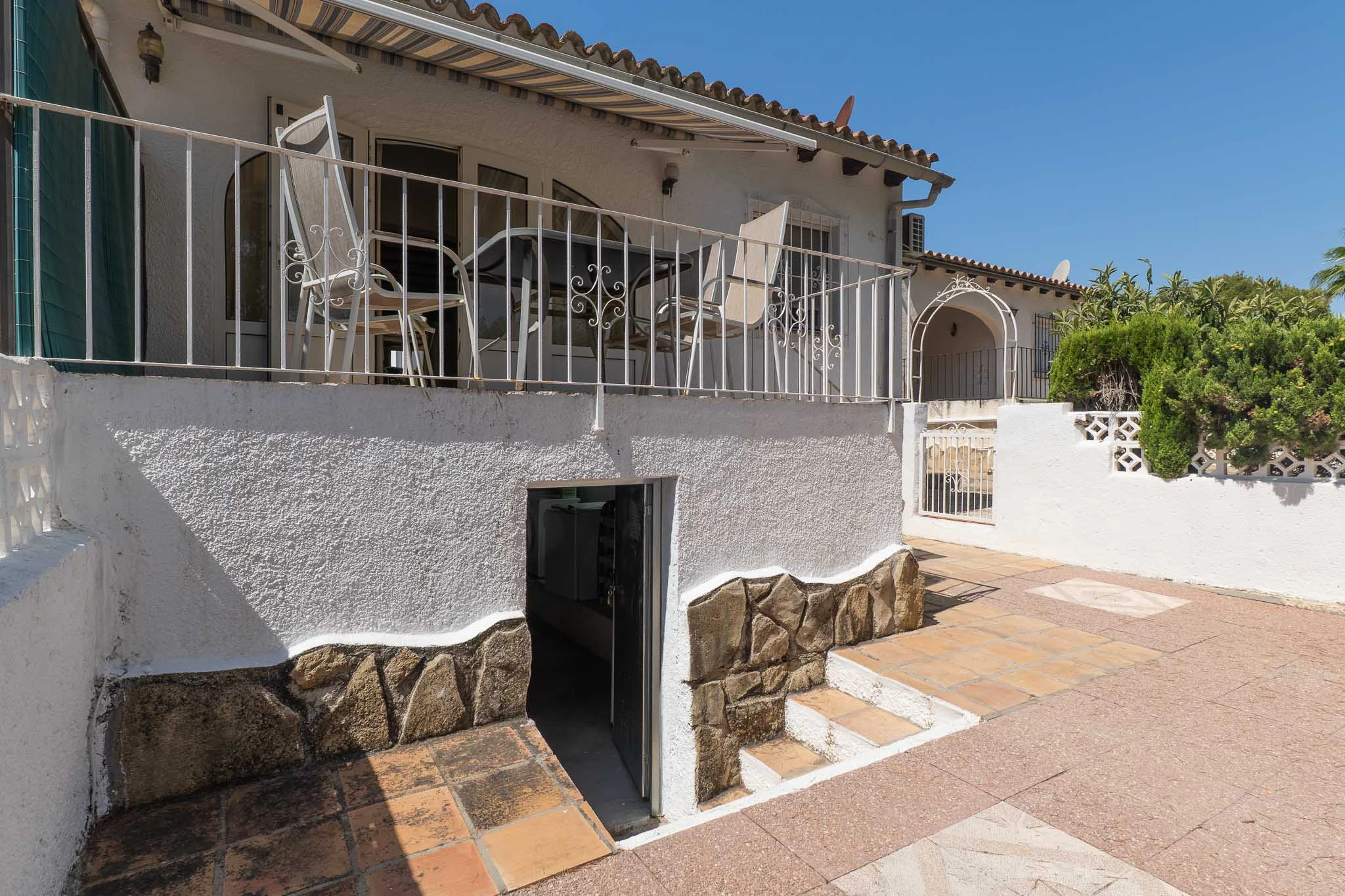 Bungalow de esquina con terrazas soleadas y piscina en una de las mejores zonas de Moraira