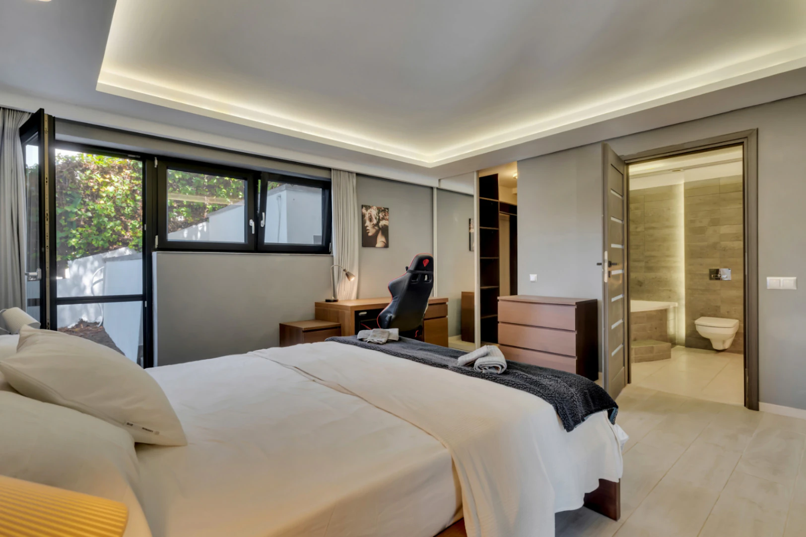 Impresionante villa moderna ubicada en la prestigiosa urbanización ( TOSALET )