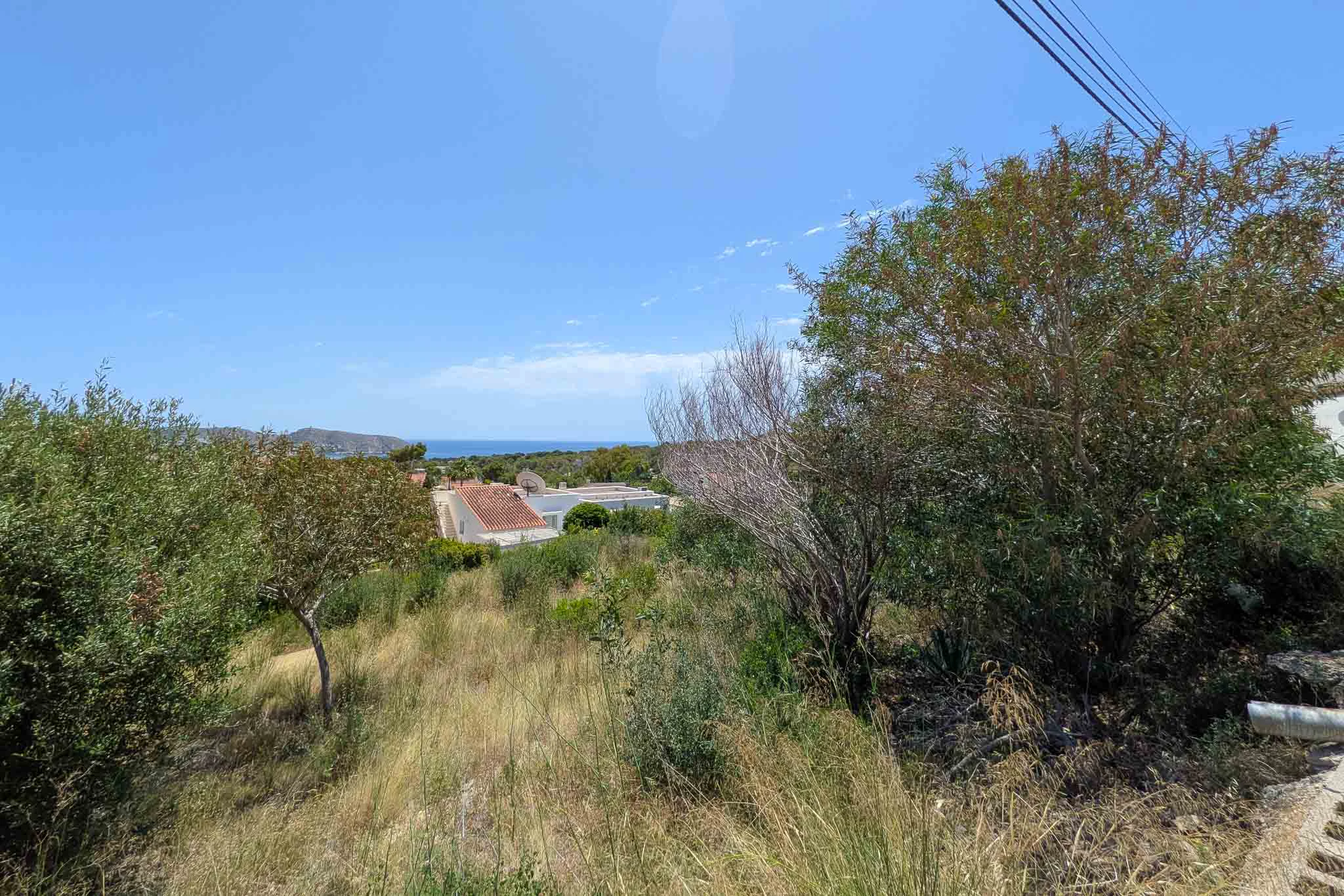 Parcela urbana con vistas al mar y montaña en Moraira