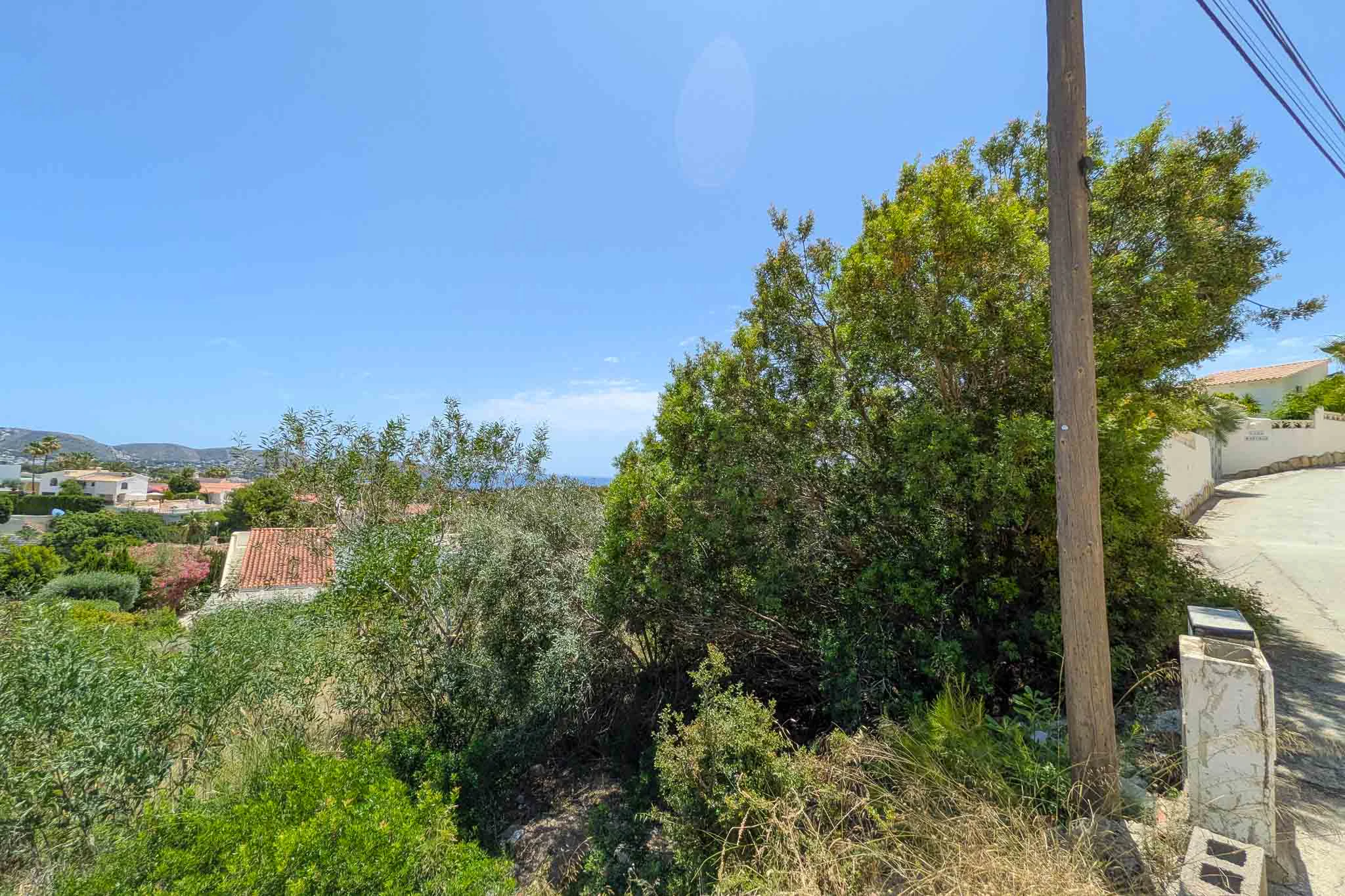 Parcela urbana con vistas al mar y montaña en Moraira